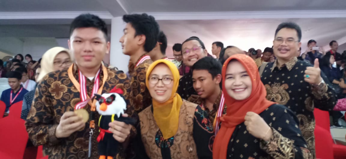 3 Siswa siswi SMAN 4 Bekasi Turut Mewakili Jawa Barat pada Olimpiade Sains Nasional SMA 2019 Manado.