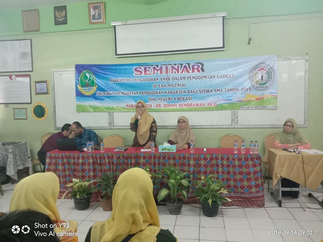 Ibu Dra. Hj. Sumartini, M.M membuka Seminar Parenting bagi orang tua peserta didik kelas XI