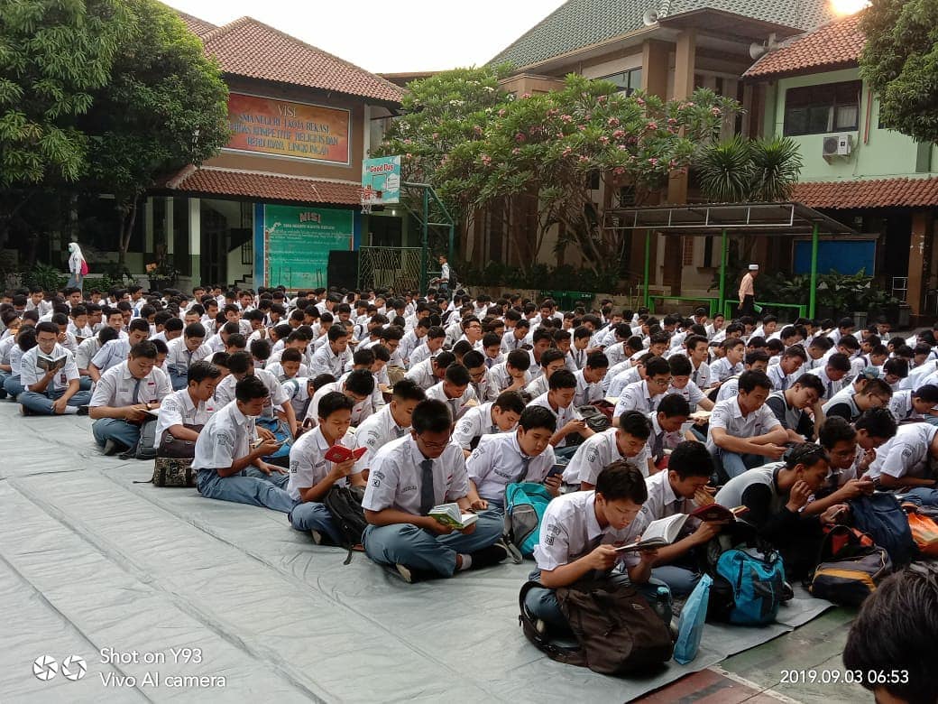 Program Iman dan Taqwa yang diisi dengan kegiatan kerohanian bagi semua warga sekolah.